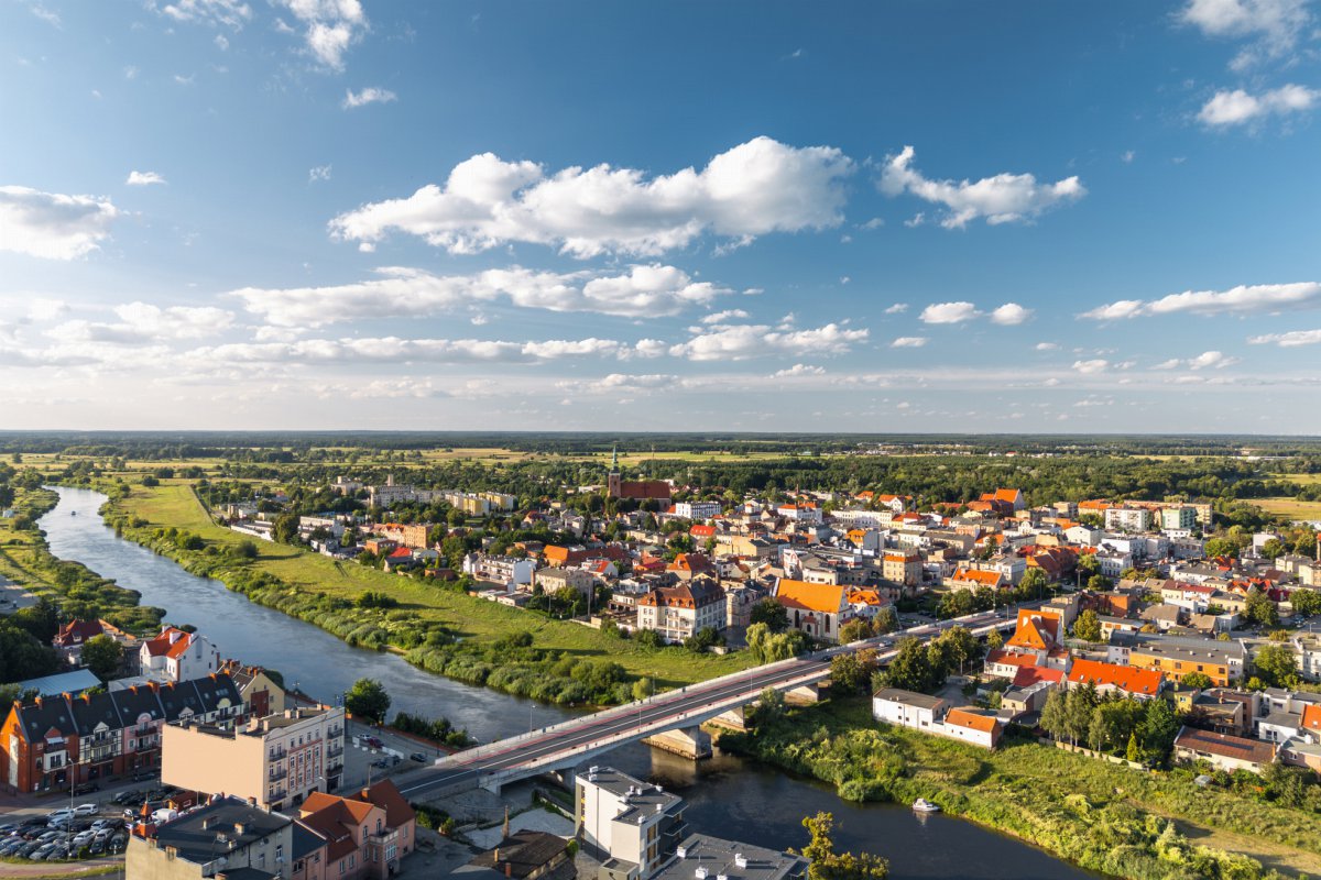 Widok na rzekę Wartę oraz miasto Śrem, gdzie obowiązuje Strefa Płatnego Parkowania